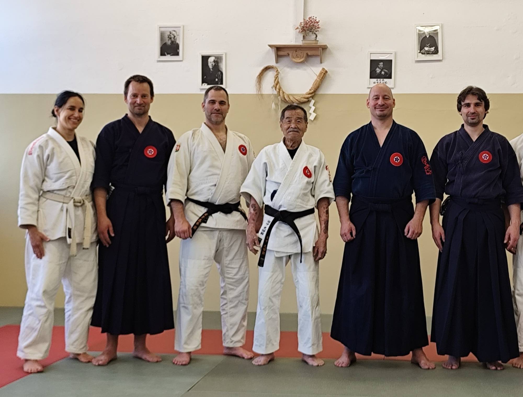 Filip Rubínek a žáci školy s velmistrem Koshiro Tanakou v policejním dojo