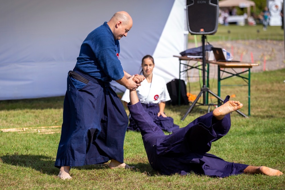 Ukázka Hiko-ryu Taijutsu — hod soupeře