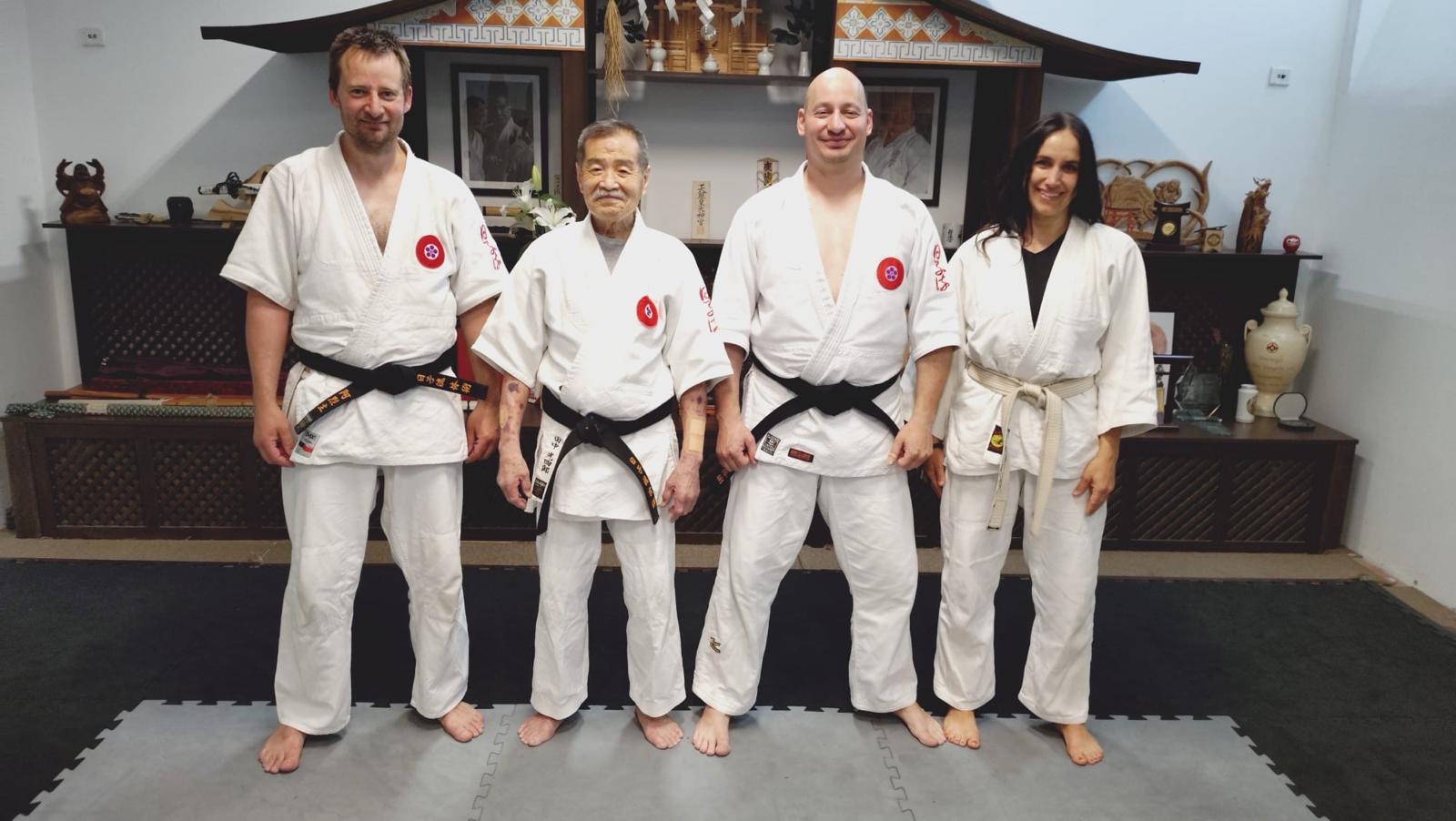 Filip Rubínek a žáci školy s velmistrem Koshiro Tanakou v jeho dojo