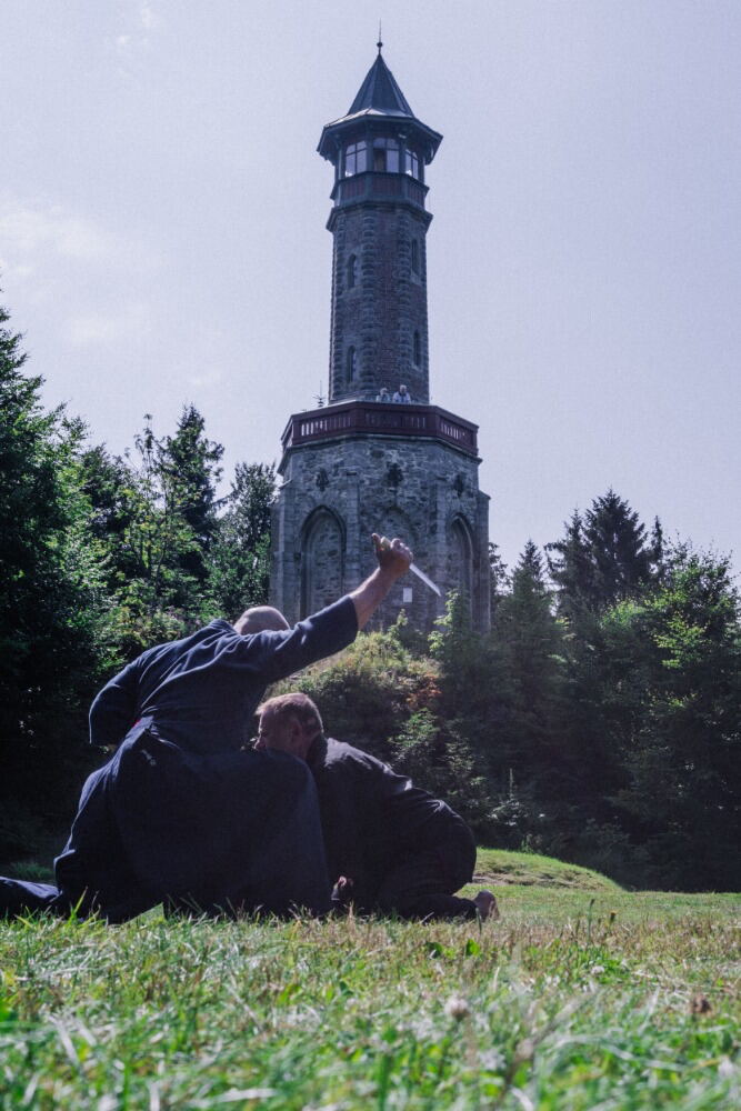 Trénink Hiko-ryu Taijutsu v přírodě pod kamennou rozhlednou — útok nožem