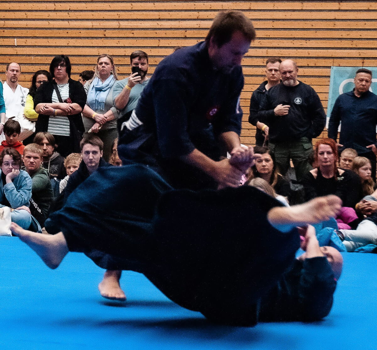 Ukázka Hiko-ryu Taijutsu v hale před diváky — hod soupeře na žíněnku