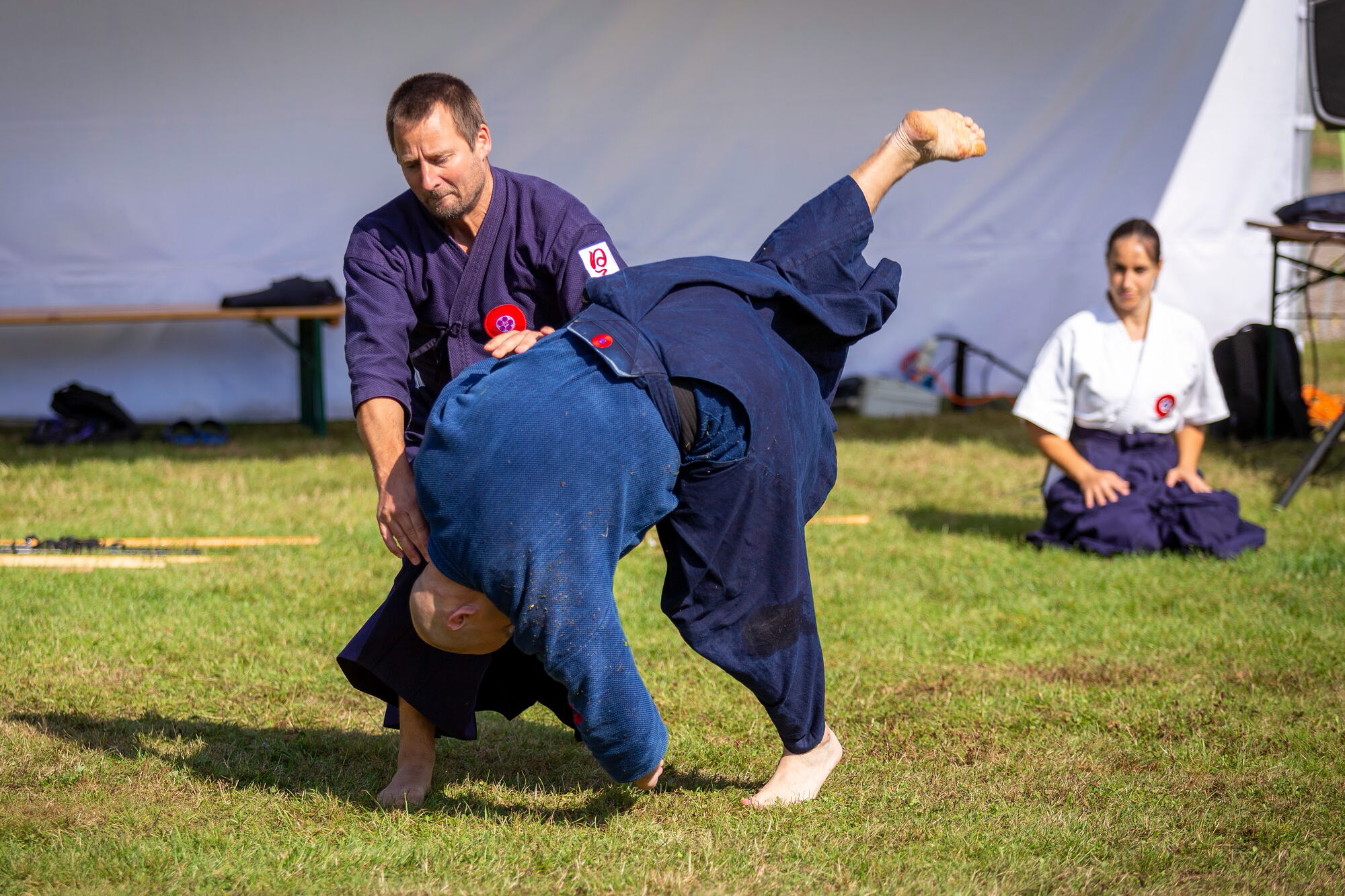 Venkovní ukázka Hiko-ryu Taijutsu — hod soupeře na trávě