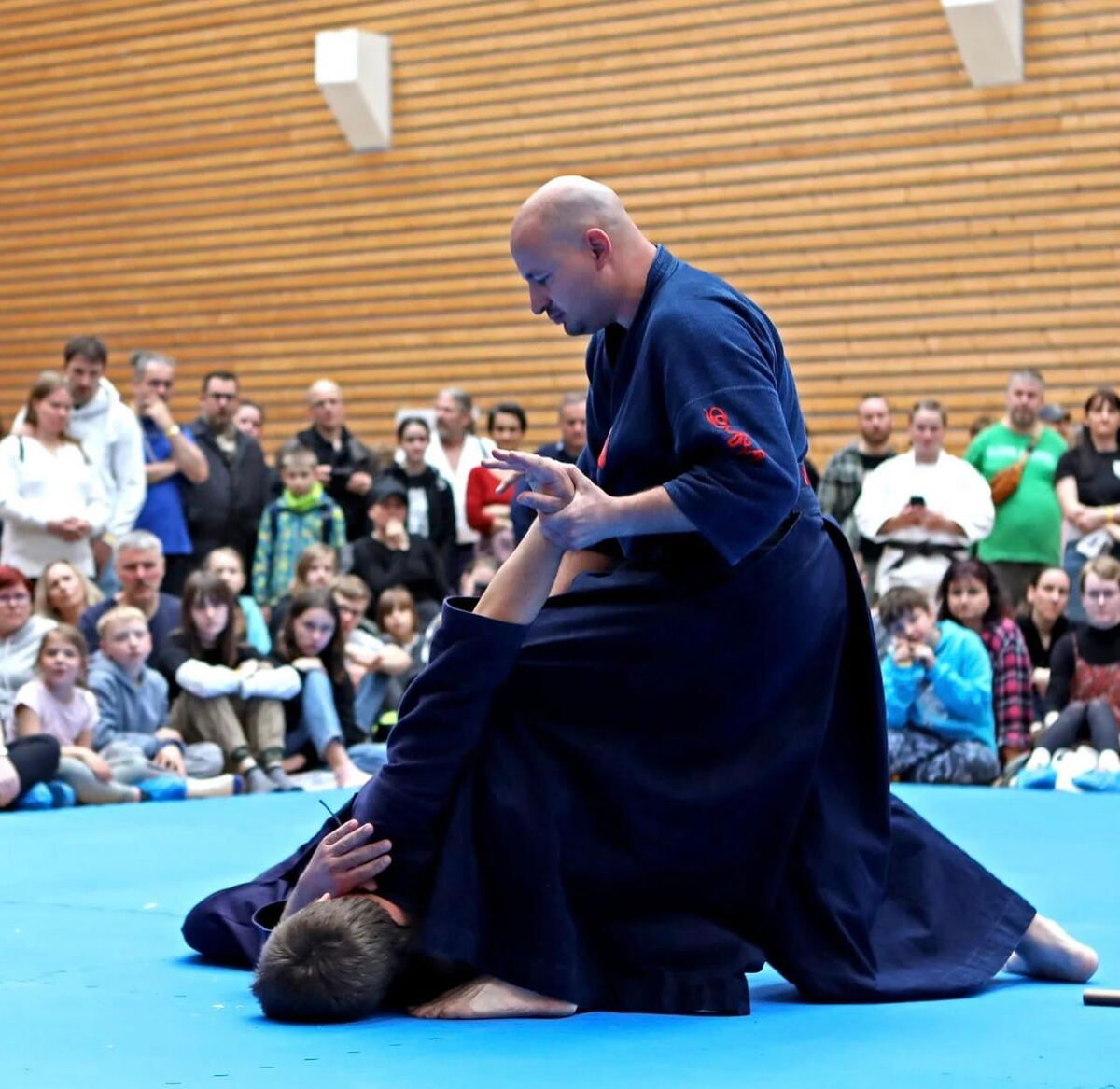 Ukázka Hiko-ryu Taijutsu v hale před diváky — páka na ruku a znehybnění soupeře na zemi