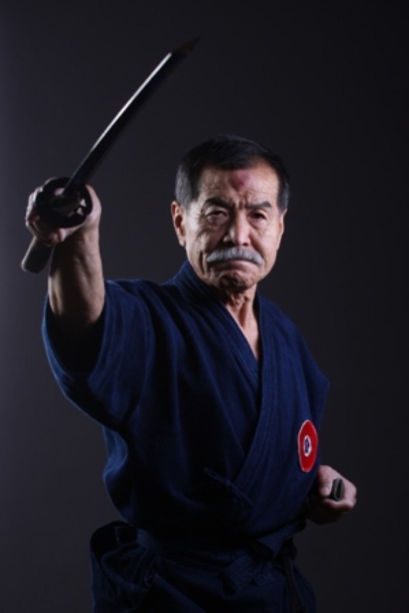 Velmistr Tanaka s taseným mečem — trénink Kodachi