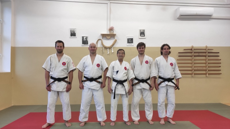 Český tým Hiko-ryu s velmistrem Tanakou v pražském dojo, červen 2022