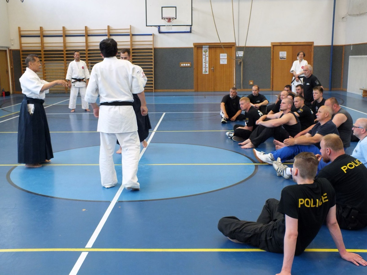 Trénink Taijutsu v policejním dojo